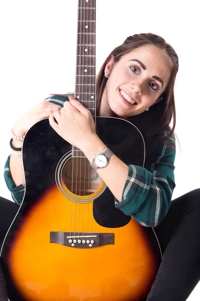 Hermosa Joven Jugando Guitarra Posando Aislado Blanco — Foto de Stock