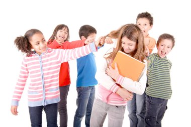 küçük çocuklar başka bir çocuk beyaz izole zorbalık