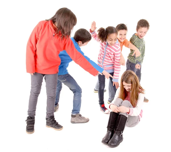 Kleine Kinder Schikanieren Ein Anderes Kind Das Weiß Isoliert Ist — Stockfoto