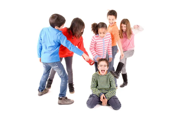Crianças Pequenas Intimidando Outro Garoto Isolado Branco — Fotografia de Stock