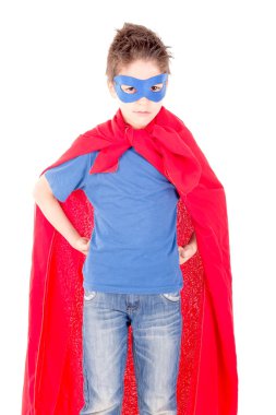 Küçük çocuk bir süper kahraman gibi davranmaya