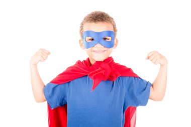 küçük çocuk beyaz arka plan üzerinde izole bir süper kahraman gibi davranmaya