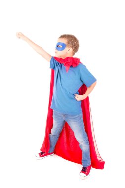küçük çocuk beyaz arka plan üzerinde izole bir süper kahraman gibi davranmaya