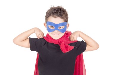 küçük çocuk üzerinde beyaz izole bir süper kahraman gibi davranmaya