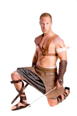Beyaz arka planda izole güçlü gladyatör
