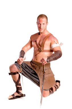 Beyaz arka planda izole güçlü gladyatör