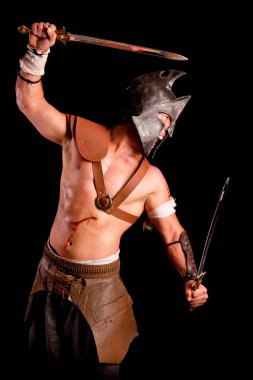 güçlü gladyatör koyu arka planda izole