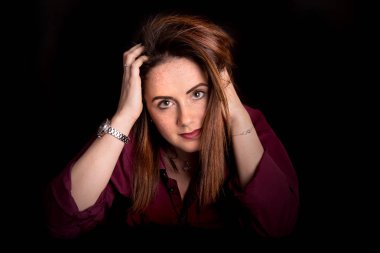 Yeşil gözleri ve poz çilli olan güzel kadın