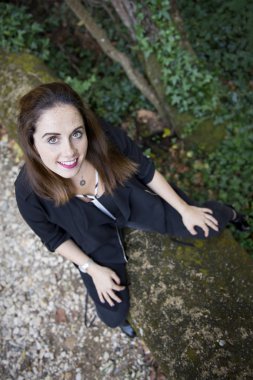 Güzel genç kız ormanda poz