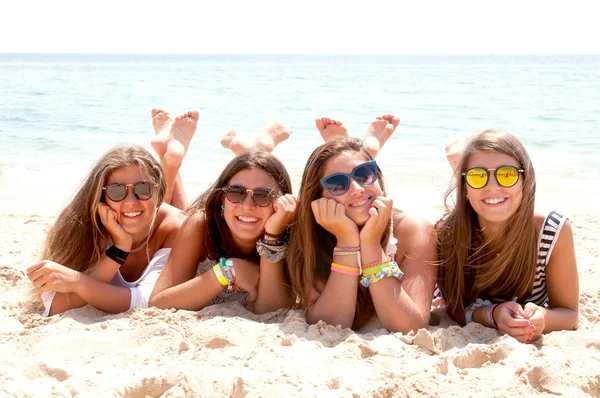 Amigos Adolescentes Praia — Fotografia de Stock