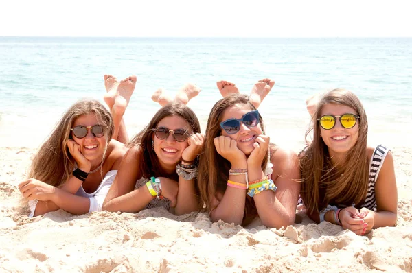 Amici Adolescenti Spiaggia — Foto Stock