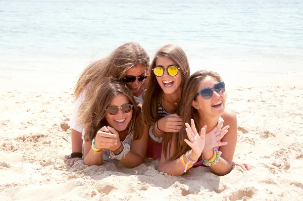 Amigos Adolescentes Praia — Fotografia de Stock