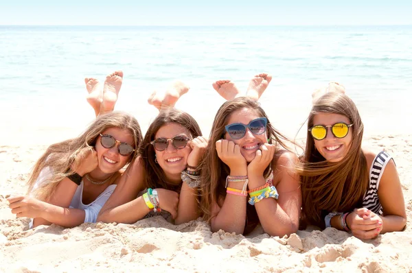 Amici Adolescenti Spiaggia — Foto Stock