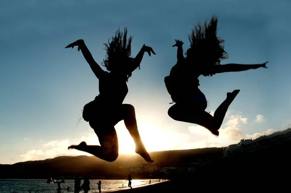 Teenage Girls Jumping Beach — Stock Photo, Image