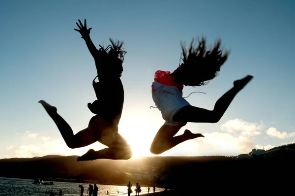 Meninas Adolescentes Pulando Praia — Fotografia de Stock