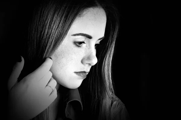 Beautiful Young Woman Green Eyes Freckles Posing — Stock Photo, Image