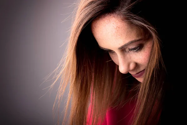 Hermosa Joven Con Ojos Verdes Pecas Posando —  Fotos de Stock