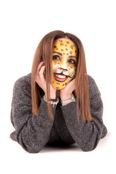 Schöne Junge Frau Mit Geschminktem Gesicht Wie Ein Leopard — Stockfoto