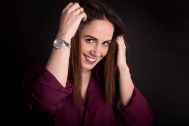 Yeşil gözleri ve koyu arka plan üzerinde poz çilli olan güzel kadın 