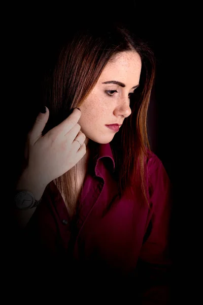 Beautiful Young Woman Green Eyes Freckles Posing Dark Background — Stock Photo, Image