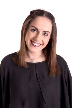 Beyaz arka plan üzerinde poz güzel genç kadın 