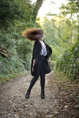 Güzel genç kız eğleniyor ormanda gündüz