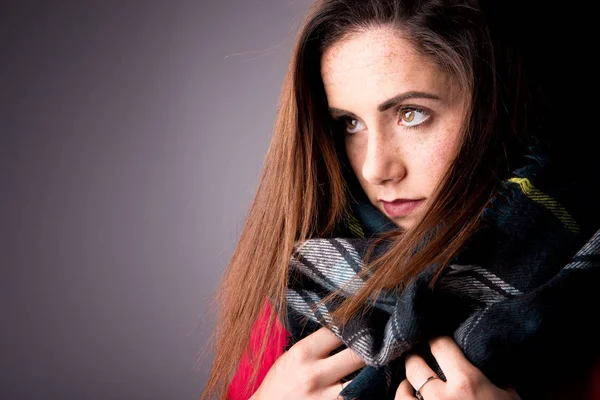 Hermosa Joven Con Ojos Verdes Pecas Posando Sobre Fondo Gris —  Fotos de Stock