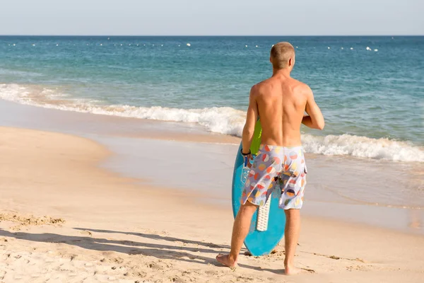 Joven Deportista Preparándose Para Surfear Atardecer — Foto de Stock