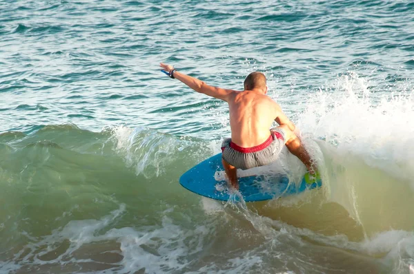 Mladý Sportovník Surfování Mořských Vlnách — Stock fotografie