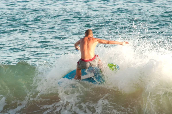 Joven Deportista Surfeando Olas Marinas — Foto de Stock