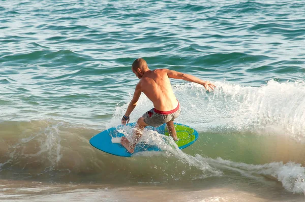 Giovane Uomo Sportivo Surf Sulle Onde Del Mare — Foto Stock