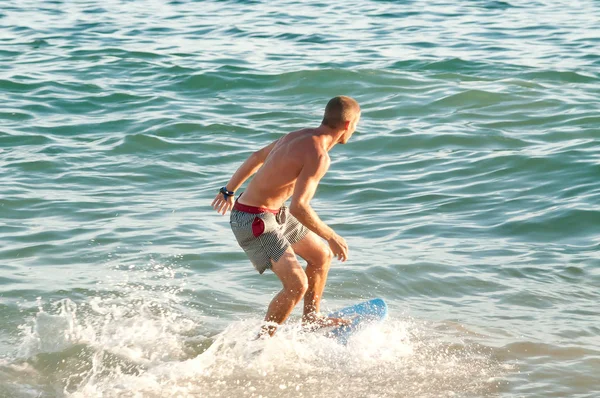 Jovem Homem Desportivo Surfando Ondas Mar — Fotografia de Stock