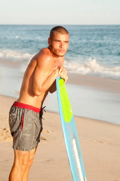 Jonge Sportieve Man Bereidt Zich Voor Surfen Bij Zonsondergang — Stockfoto