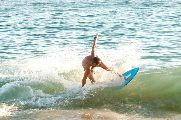 Jonge Sportieve Man Surfen Zee Golven — Stockfoto