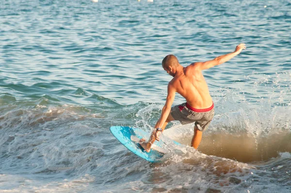 Joven Deportista Surfeando Olas Marinas —  Fotos de Stock