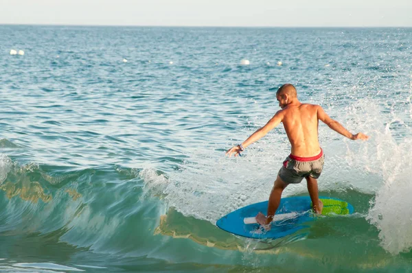 Jovem Homem Desportivo Surfando Ondas Mar — Fotografia de Stock