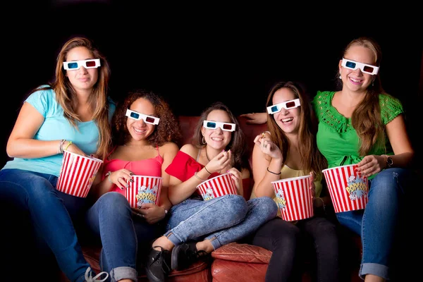 Jonge Vrouwen Kijken Naar Film Glazen Zwarte Achtergrond — Stockfoto