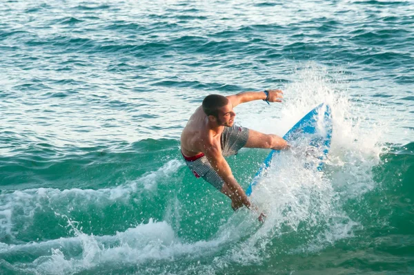 Joven Deportista Surfeando Olas Marinas —  Fotos de Stock