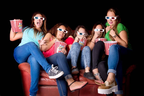 Junge Frauen Sehen Film Brille Auf Schwarzem Hintergrund — Stockfoto