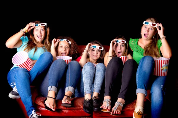 Jovens Mulheres Assistindo Filme Óculos Fundo Preto — Fotografia de Stock