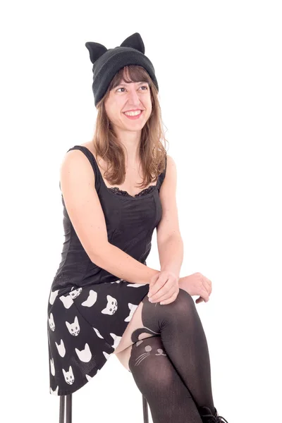 Jeune Femme Assise Sur Une Chaise Sur Fond Blanc — Photo