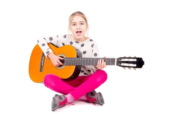 Petite Fille Avec Guitare Posant Sur Fond Blanc — Photo