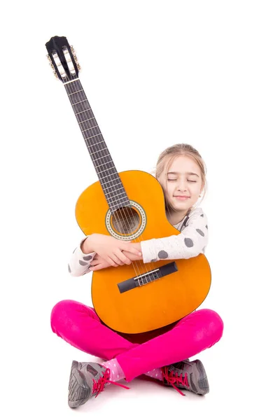 Niña Con Guitarra Posando Sobre Fondo Blanco — Foto de Stock
