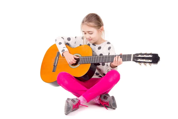 Petite Fille Avec Guitare Posant Sur Fond Blanc — Photo