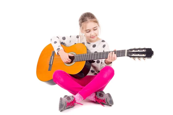 Petite Fille Avec Guitare Posant Sur Fond Blanc — Photo