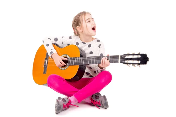 Petite Fille Avec Guitare Posant Sur Fond Blanc — Photo