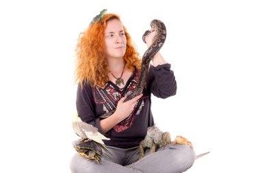 Genç heyecanlı kadın beyaz arka plan üzerinde egzotik hayvanlarla poz