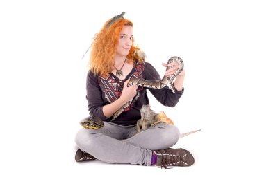 Genç heyecanlı kadın beyaz arka plan üzerinde egzotik hayvanlarla poz