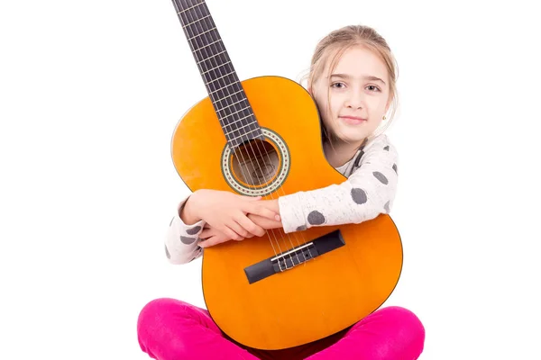Niña Con Guitarra Posando Sobre Fondo Blanco — Foto de Stock