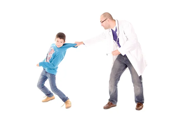 Médico Con Niño Aislado Sobre Fondo Blanco —  Fotos de Stock